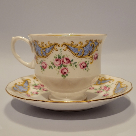 Queen Anne Bone China Tea Cup and Saucer Pattern 8532 - Picture 2 of 7